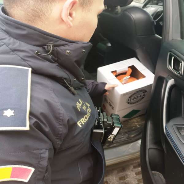 Freon, țigări și băuturi alcoolice cu destinația Portugalia, oprite la Albița