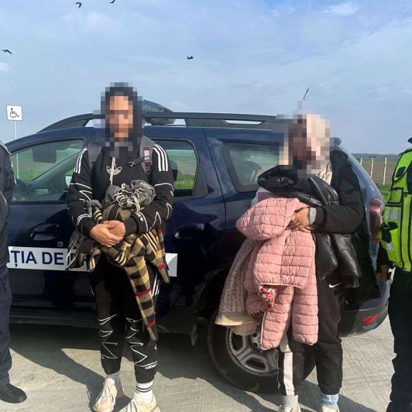 Doi cetățeni străini, depistaţi ascunşi într-un autocamion care transporta pomi fructiferi