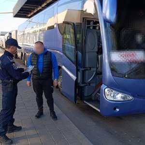 Fals procurat cu 100 de euro, descoperit la controlul de frontieră