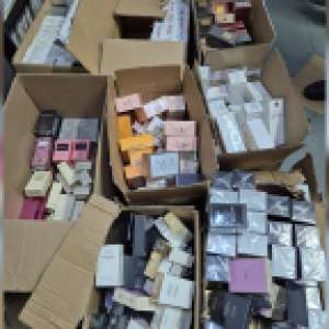 Țigarete și produse susceptibile a fi contrafăcute descoperite de polițiștii de frontieră într-un autocar