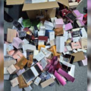 Țigarete și produse susceptibile a fi contrafăcute descoperite de polițiștii de frontieră într-un autocar