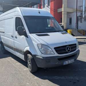 Autoutilitară furată din Italia, oprită la Sculeni