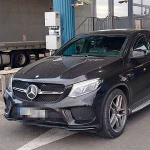 Un autoturism de lux și un automarfar căutate pentru confiscare, descoperite la Punctul de Trecere a Frontierei Moravița