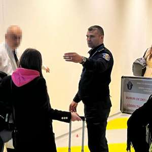 Produse de lux de aproximativ 95.000 lei confiscate pe Aeroportul Iași