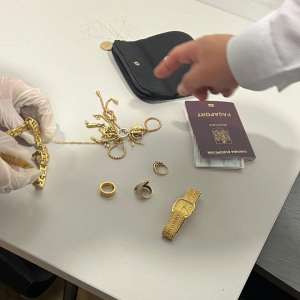 Produse de lux de aproximativ 95.000 lei confiscate pe Aeroportul Iași