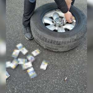 Țigarete descoperite de polițistii de frontieră doljeni  cu ajutorul câinelui specializat în detectarea produselor din tutun