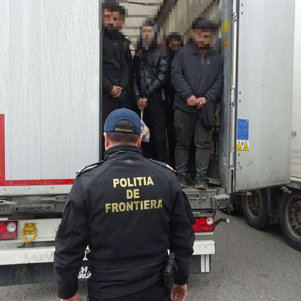Unsprezece cetățeni iraniei și irakieni descoperiți ascunși într-un camion, de polițiștii Sectorului Poliției de Frontieră Calafat