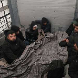 Unsprezece cetățeni iraniei și irakieni descoperiți ascunși într-un camion, de polițiștii Sectorului Poliției de Frontieră Calafat