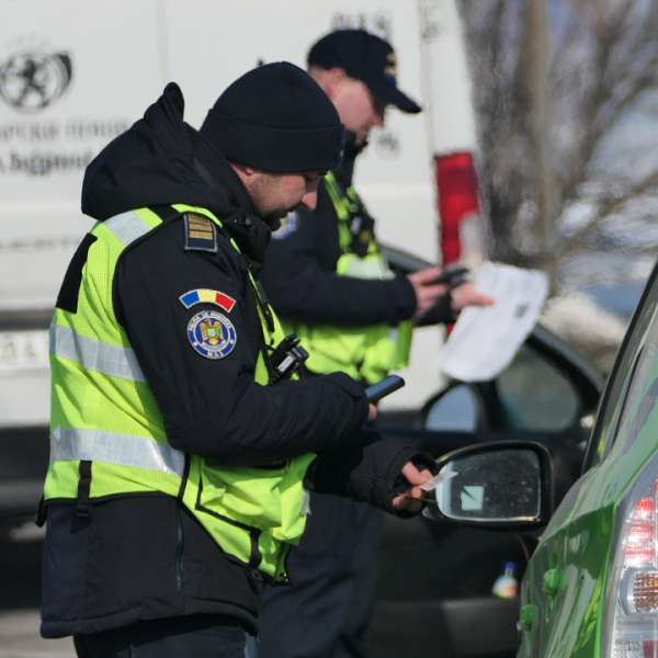 Patru cetățeni străini fără documente valabile pentru a călători în spațiul Schengen, depistaţi de polițiștii de frontieră giurgiuveni
