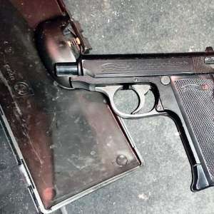 Descoperit la control cu un permis fals și o armă neletală asupra lui, sancționat penal