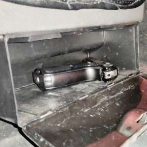 Descoperit la control cu un permis fals și o armă neletală asupra lui, sancționat penal