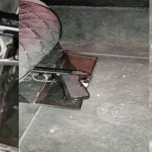 Descoperit la control cu un permis fals și o armă neletală asupra lui, sancționat penal