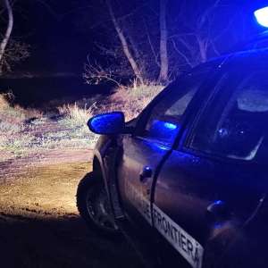 Cinci cetățeni străini și trei traficanți de migranți depistați la frontiera de est