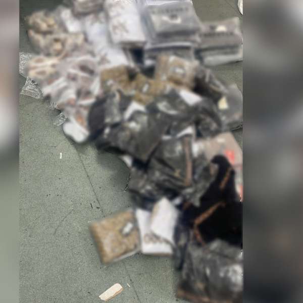 Peste 500 de produse susceptibile a fi contrafăcute descoperite de polițiștii de frontieră în două autocare