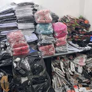 Peste 400 de produse susceptibile a fi contrafăcute descoperite de polițiștii de frontieră într-un autocar