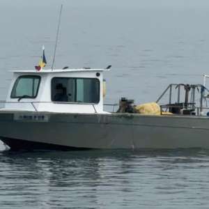 Pescador neînregistrat, propulsat de un motor furat, cu peste 760 kg de peşte la bord şi 3.600 metri de plasă, depistate de polițiștii de frontieră