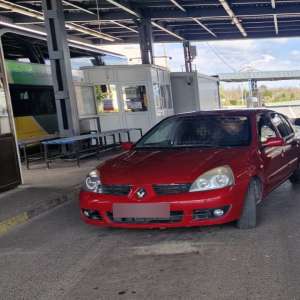 La volanul unui autoturism neînmatriculat şi fără a avea permis de conducere