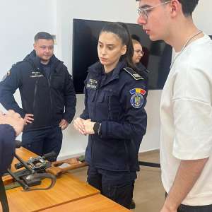 Elevii de clasa a XI-a explorează lumea Poliției de Frontieră în cadrul programului ,,Săptămâna Verde”