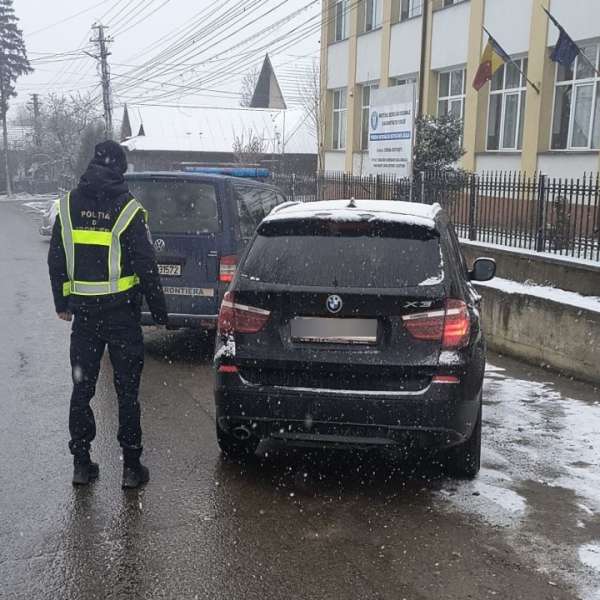 Tânără la volanul unui autoturism radiat din circulaţie, descoperită în trafic de către polițiștii de frontieră