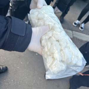 Patru persoane reţinute pentru trafic de droguri de mare risc