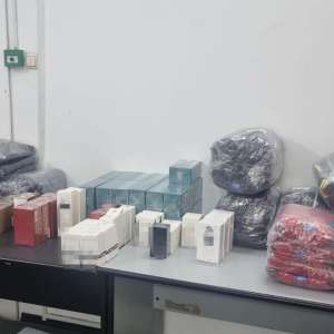 Peste 2.100 de produse susceptibile a fi contrafăcute descoperite de polițiștii de frontieră giurgiuveni în două autocare