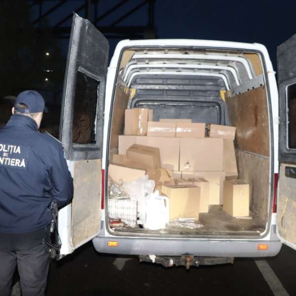 Autoutilitară încărcată cu ţigări de contrabandă, indentificată în municipiul Iași