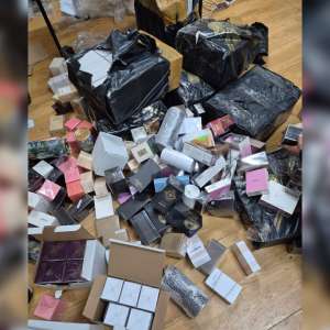 Peste 970 de produse susceptibile a fi contrafăcute, descoperite de polițiștii de frontieră în două autocare