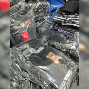 Peste 970 de produse susceptibile a fi contrafăcute, descoperite de polițiștii de frontieră în două autocare