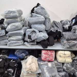 Peste 970 de produse susceptibile a fi contrafăcute, descoperite de polițiștii de frontieră în două autocare