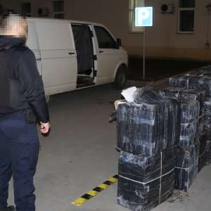 Șoferul unei autoutilitare încărcate cu țigări în valoare de 130.000 de euro, reținut pentru 24 de ore