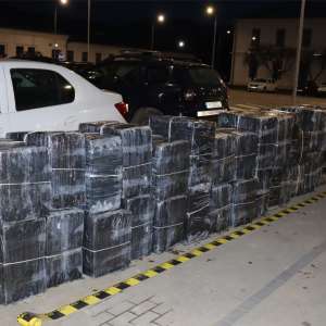 Șoferul unei autoutilitare încărcate cu țigări în valoare de 130.000 de euro, reținut pentru 24 de ore