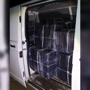 Șoferul unei autoutilitare încărcate cu țigări în valoare de 130.000 de euro, reținut pentru 24 de ore