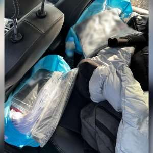 Peste 1.470 de produse susceptibile a fi contrafăcute descoperite de polițiștii de frontieră în patru mijloace de transport