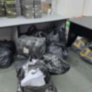 Peste 1.470 de produse susceptibile a fi contrafăcute descoperite de polițiștii de frontieră în patru mijloace de transport