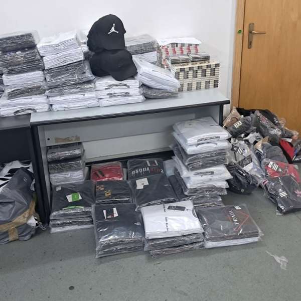 Peste 800 de produse susceptibile a fi contrafăcute descoperite de polițiștii de frontieră în două autocare