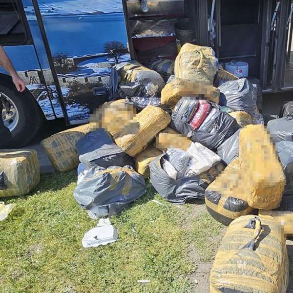 Bunuri susceptibile a fi contrafăcute, în valoare de aproximativ 459.000 lei,  descoperite de polițiștii de frontieră într-un autocar