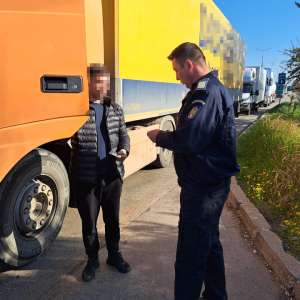 Moldovean descoperit, la controlul de frontieră, conducând un ansamblu rutier, fără drept