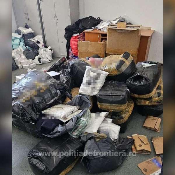 Peste 900 de produse susceptibile a fi contrafăcute descoperite de polițiștii de frontieră într-un autocar
