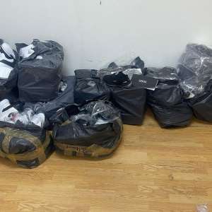 Produse susceptibile a fi contrafăcute, în valoare de aproximativ 250.000 euro descoperite de polițiștii de frontieră giurgiuveni în cinci autocare