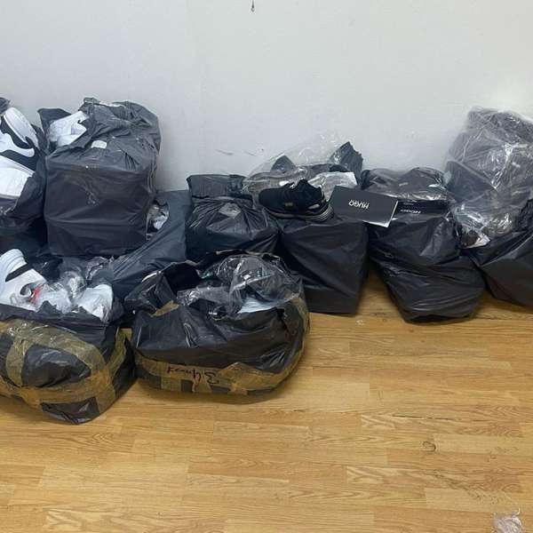 Produse susceptibile a fi contrafăcute, în valoare de aproximativ 250.000 euro descoperite de polițiștii de frontieră giurgiuveni în cinci autocare