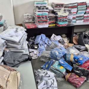Produse susceptibile a fi contrafăcute, în valoare de aproximativ 250.000 euro descoperite de polițiștii de frontieră giurgiuveni în cinci autocare