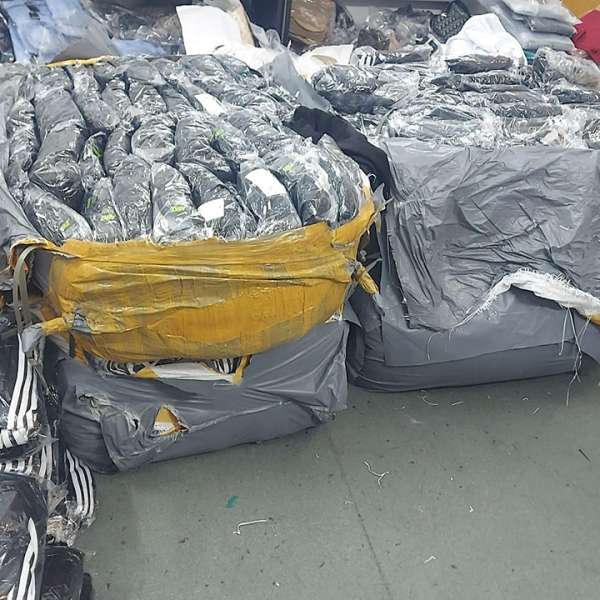 Sute de produse susceptibile a fi contrafăcute, descoperite de polițiștii de frontieră giurgiuveni într-un autocar