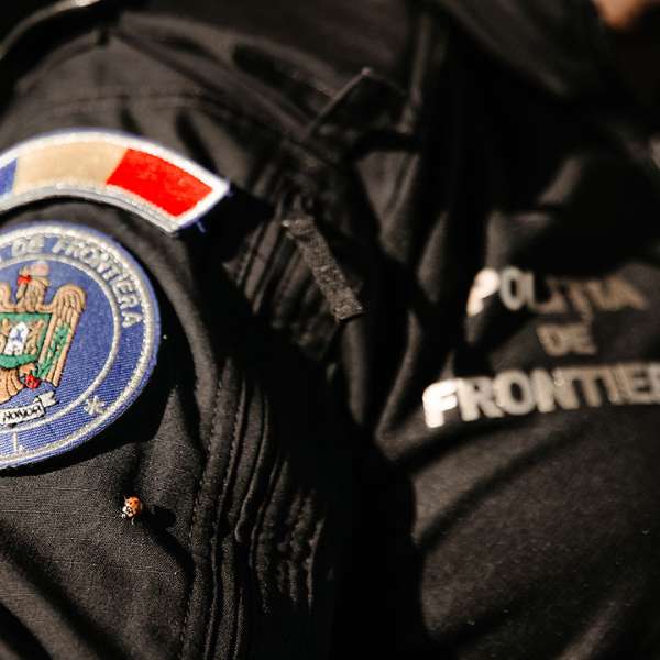 Cetățean albanez prins în flagrant în timp ce încerca să ofere 500 de euro mită unui polițist de frontieră de la PTF Stamora-Moravița