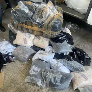Produse susceptibile de a fi contrafăcute și țigarete descoperite de polițiștii de frontieră într-un autocar