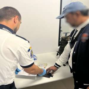 Documente false, descoperite în Punctul de Trecere a Frontierei Aeroport Iași