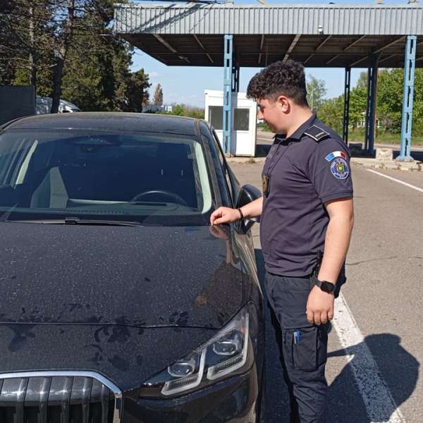 Autoturism furat din Italia, reținut la PTF Albița
