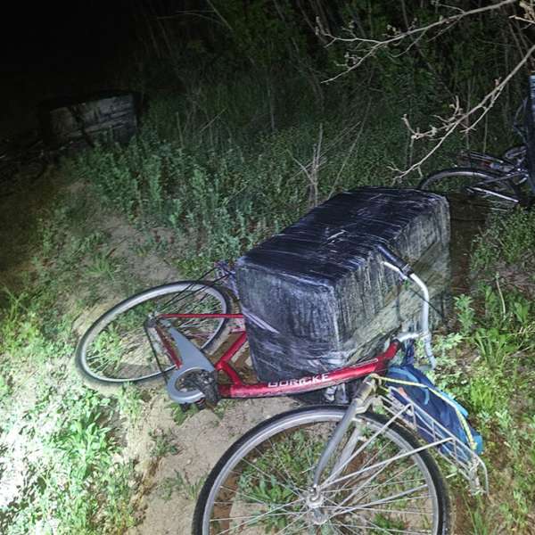 Contrabandă reinventată la frontiera cu Moldova: Țigări transportate cu bicicletele
