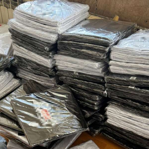 Peste 900 de produse susceptibile a fi contrafăcute descoperite de polițiștii de frontieră într-un autocar