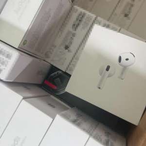 Bunuri susceptibile a fi contrafăcute și electronice, în valoare de aproximativ 460.000 lei, descoperite  într-un autovehicul la ieșirea din țară