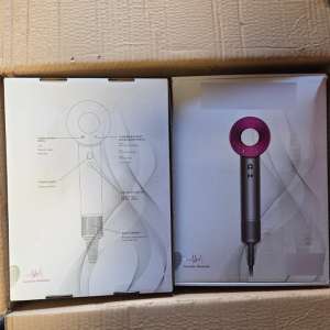 Sute de uscătoare de păr susceptibile a fi contrafăcute, în valoare de aproximativ 500.000 lei, descoperite de polițiștii de frontieră constănțeni